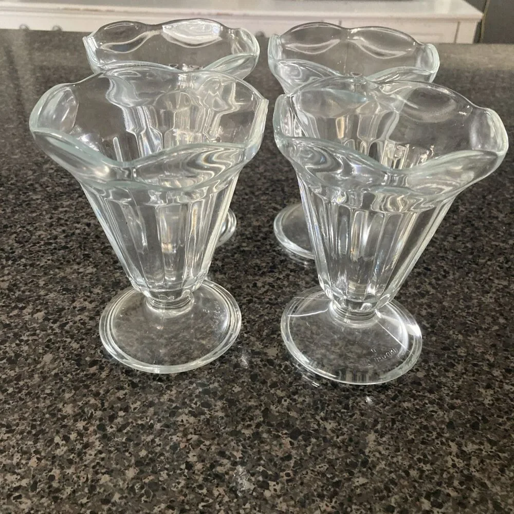 Unbranded Set Of 4 VTG Ice Cream Sundae Dishes Glass Good Condition 1990s